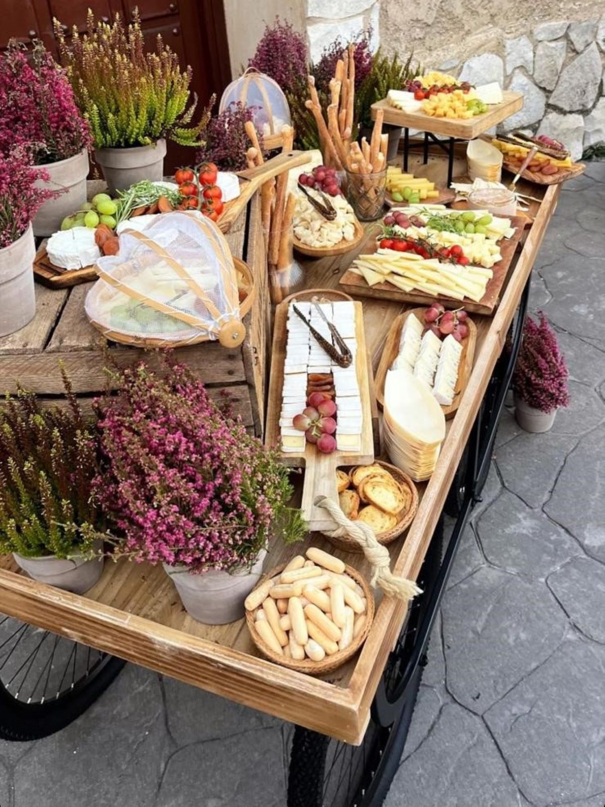 espacio exterior con mesa de quesos