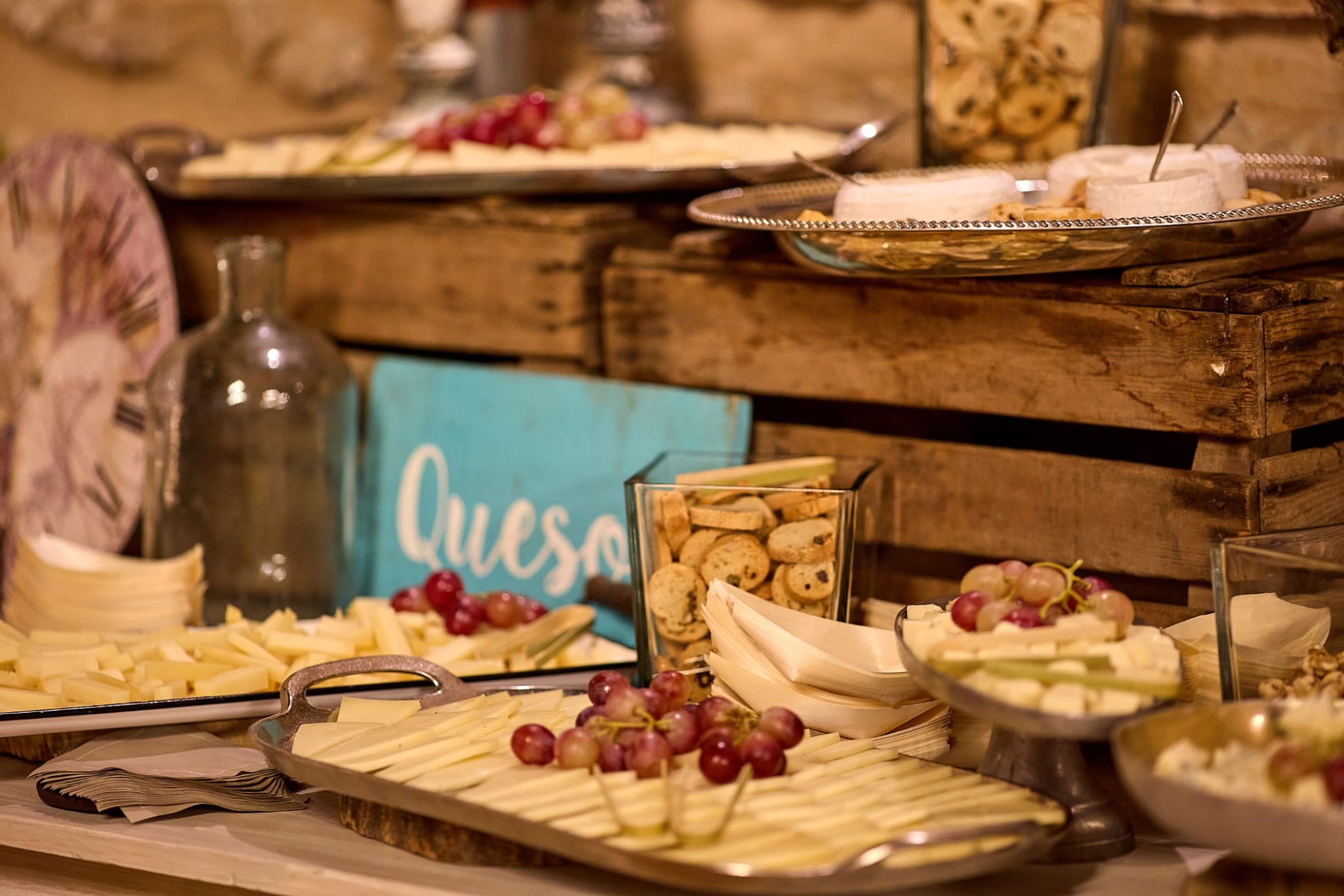 Mesa con tablas de quesos para picar