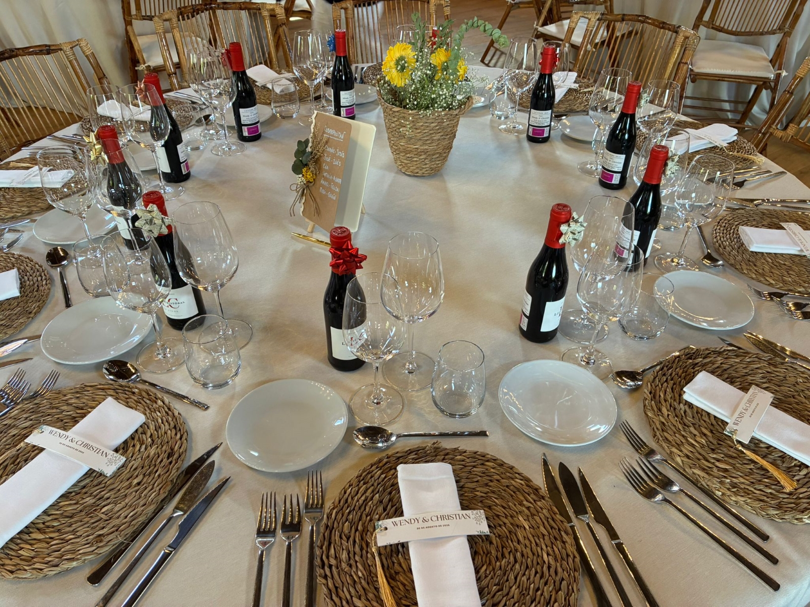 mesa de boda con regalo vino La Linde
