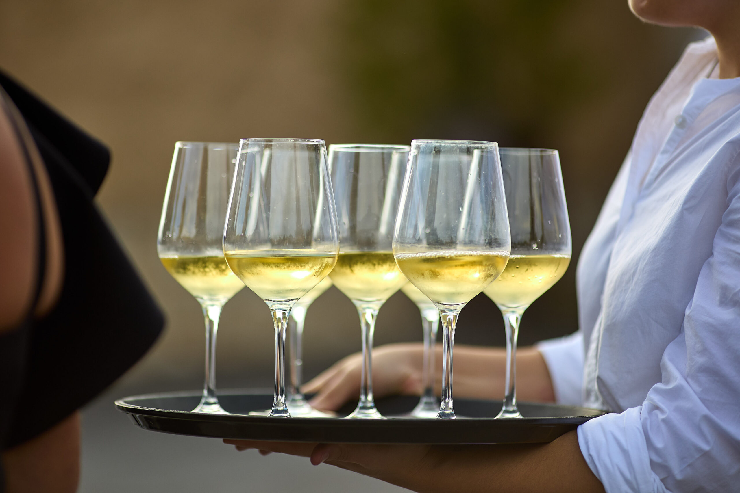 copas vino blanco servidas durante eventos